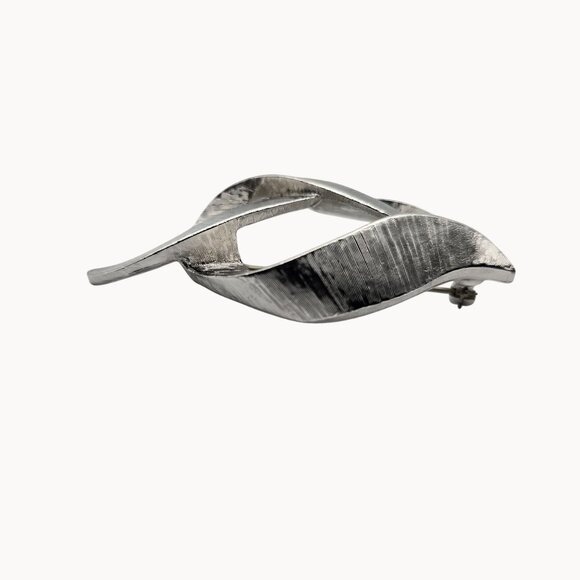 Monet Brooch Brushed Silver Tone Swirl Loop Ribbon Band Signed Pin Elegant Style - Picture 2 of 9